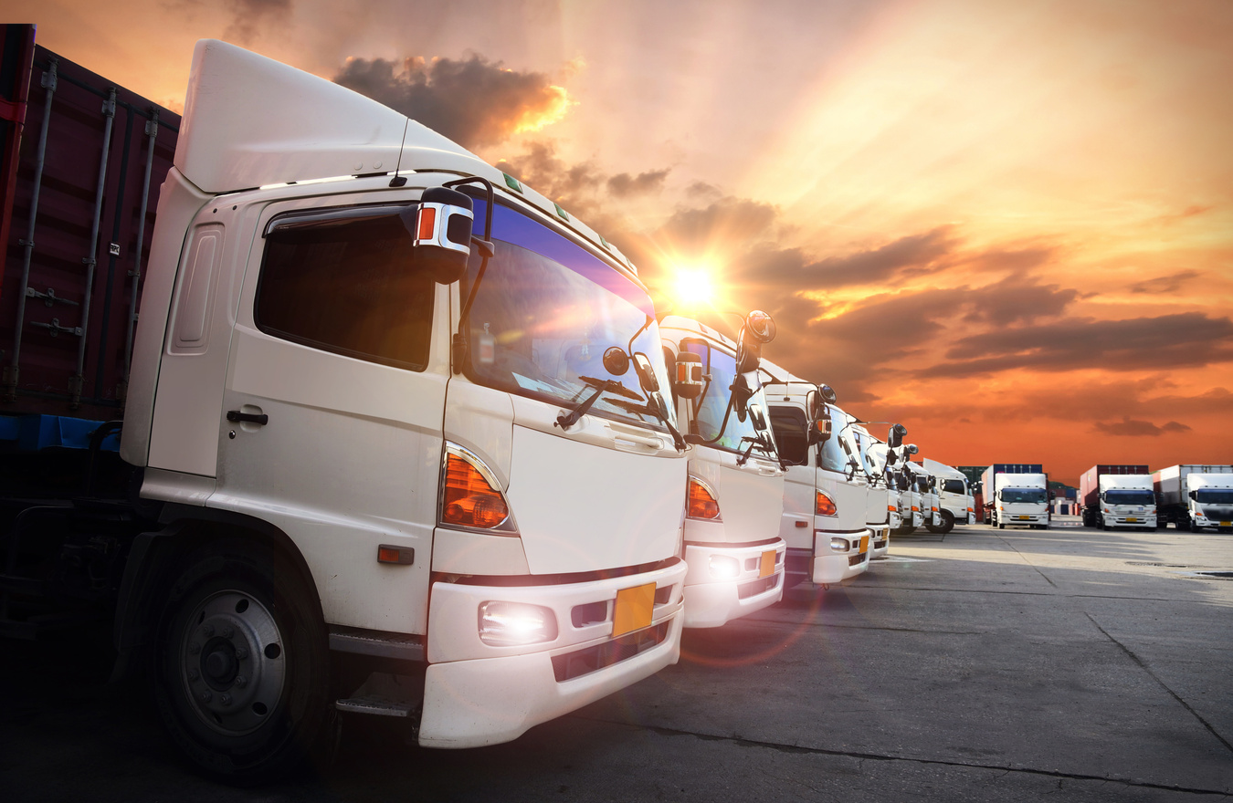 Flotte de camions au coucher du soleil